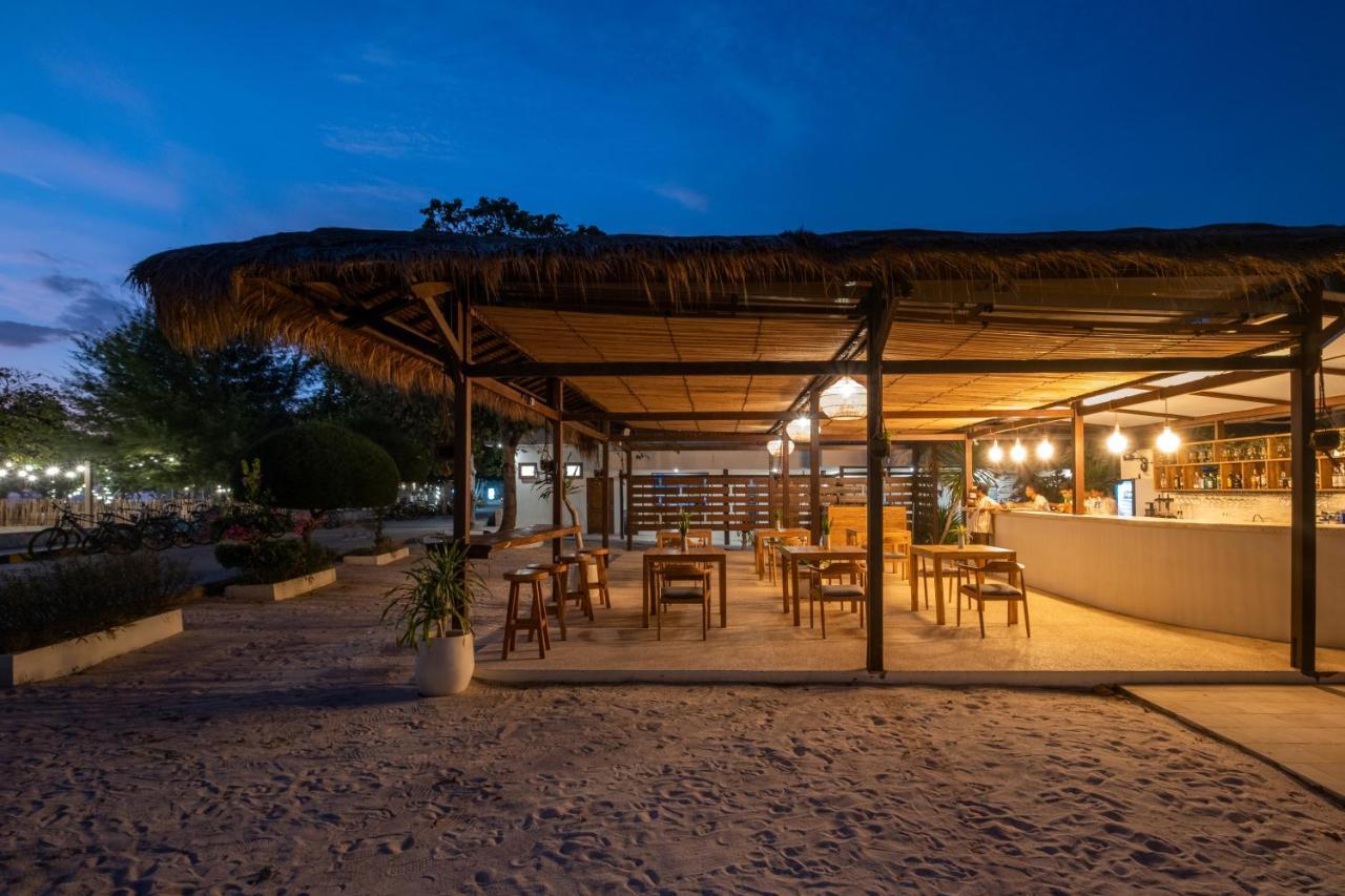 Gili Teak Beach Front Resort Gili Trawangan Esterno foto